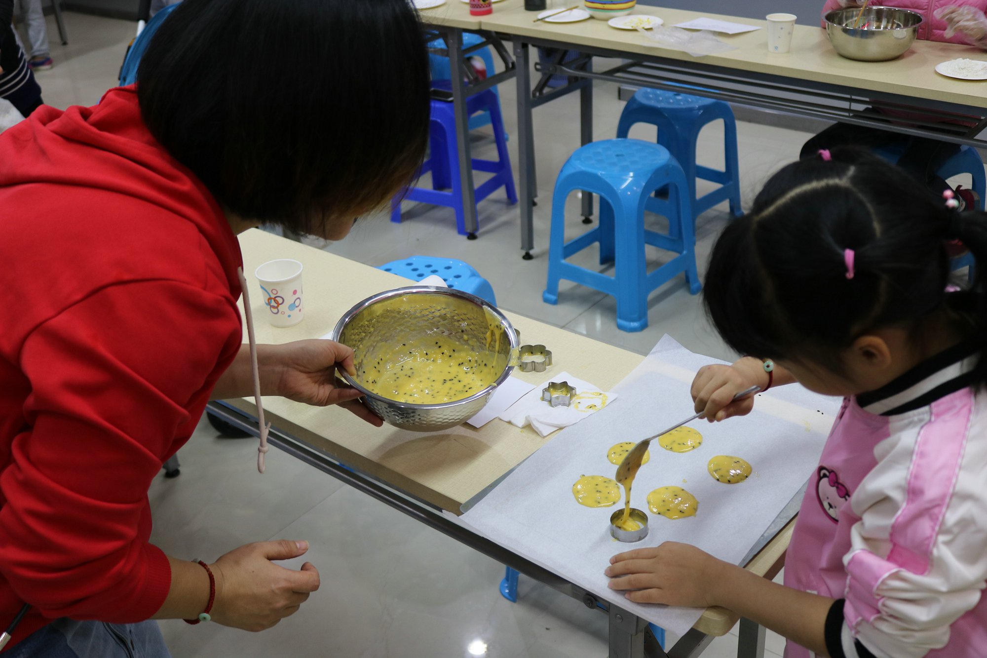 母亲和孩子的女儿们都在做饼干 库存图片. 图片 包括有 了解, 女孩, 烘烤, 成人, 面团, 子项, 女儿 - 172709627