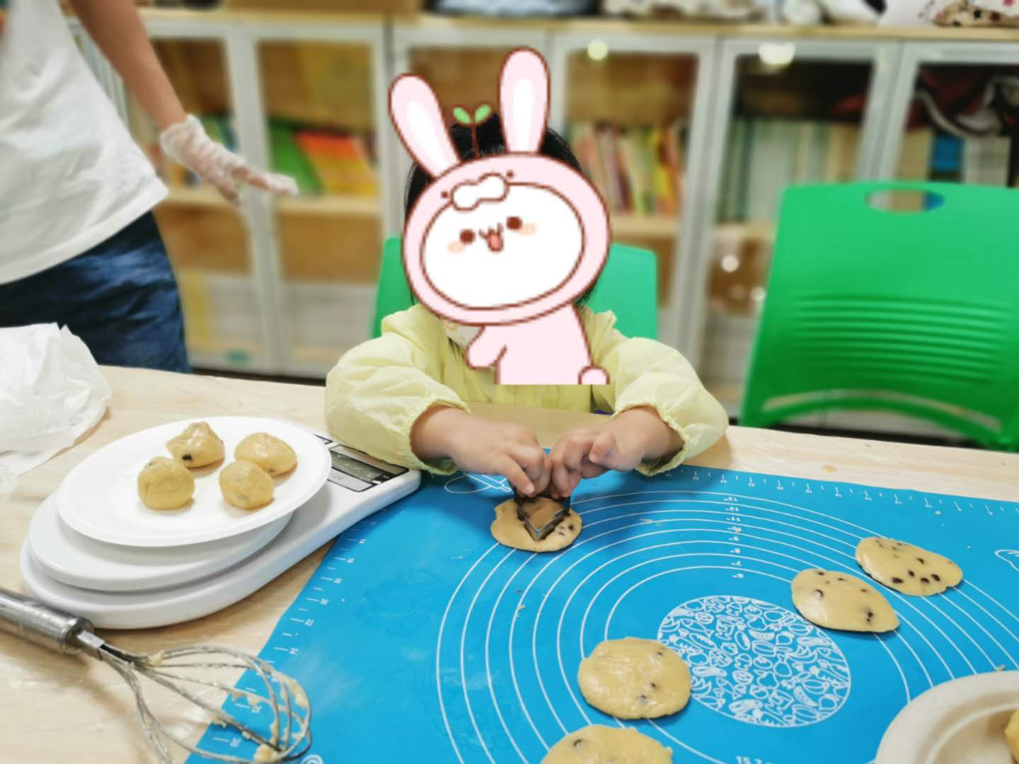 小女孩帮助为假期做烤饼干餐饮美食免费下载_jpg格式_1811像素_编号43735604-千图网